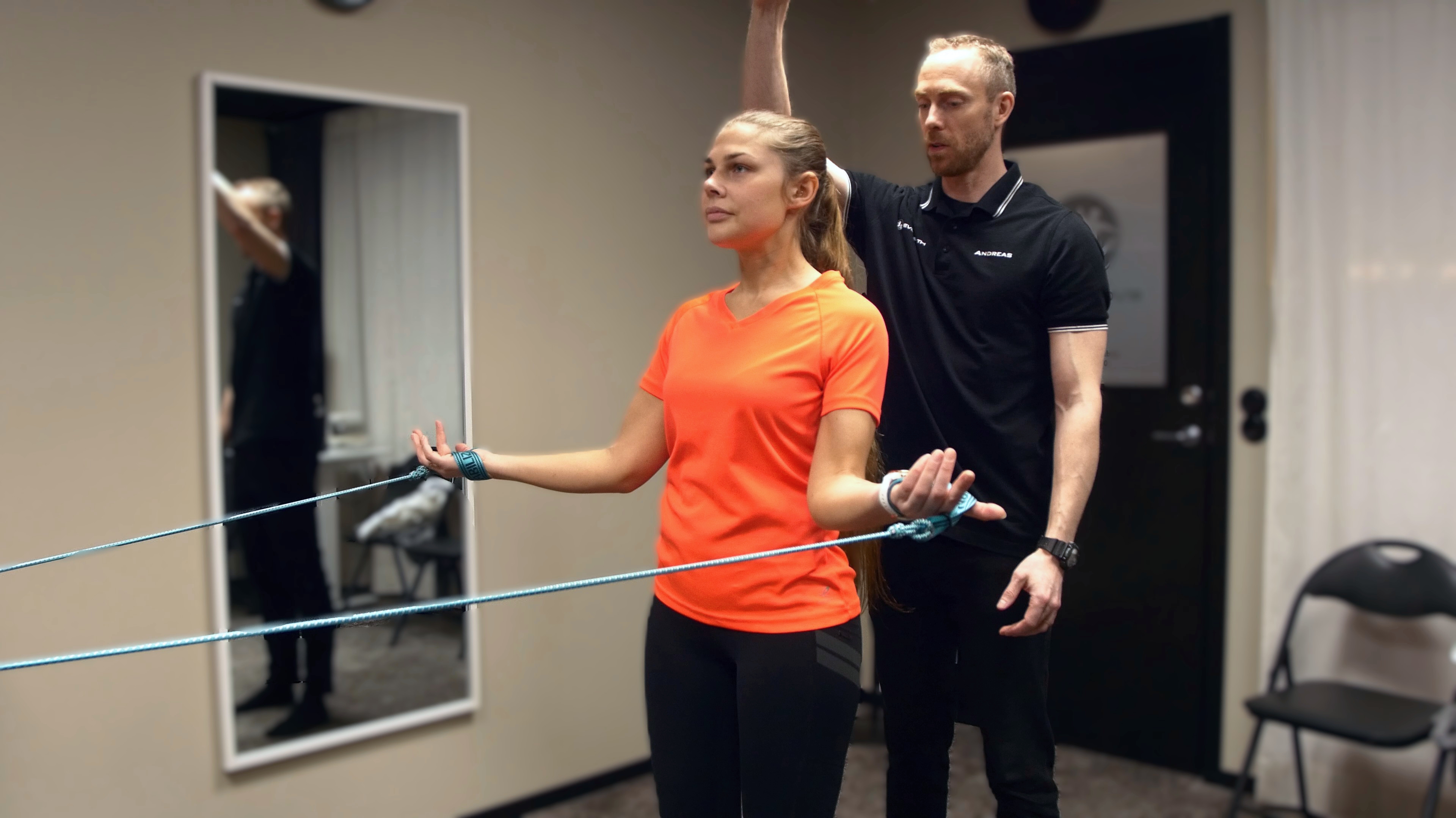 Instruktör tränar hållning med Spiral Stabilisering